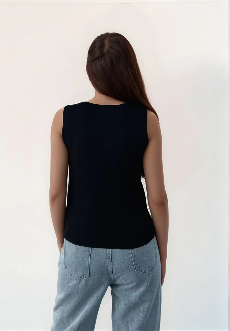 أوجيدر بلوزة بدون أكمام سوداء بتفاصيل مطرزة